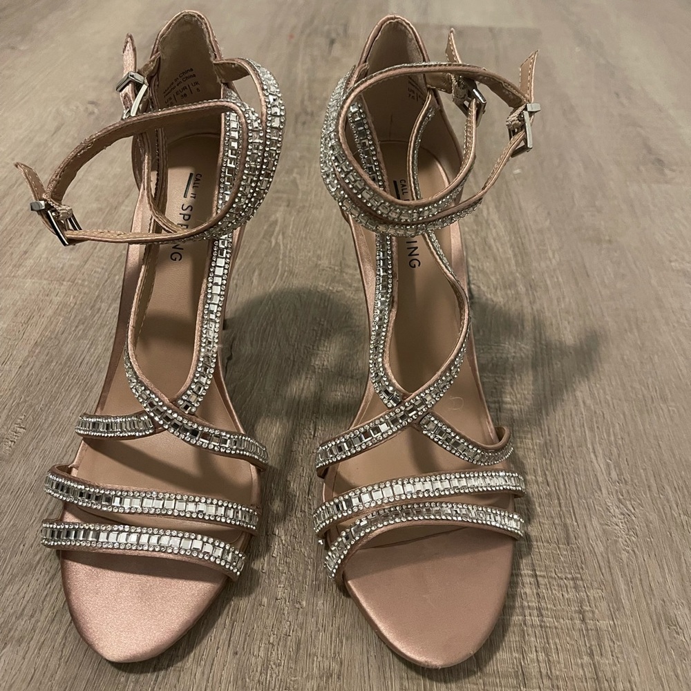 Beautiful heel, in excellent condition (almost new)